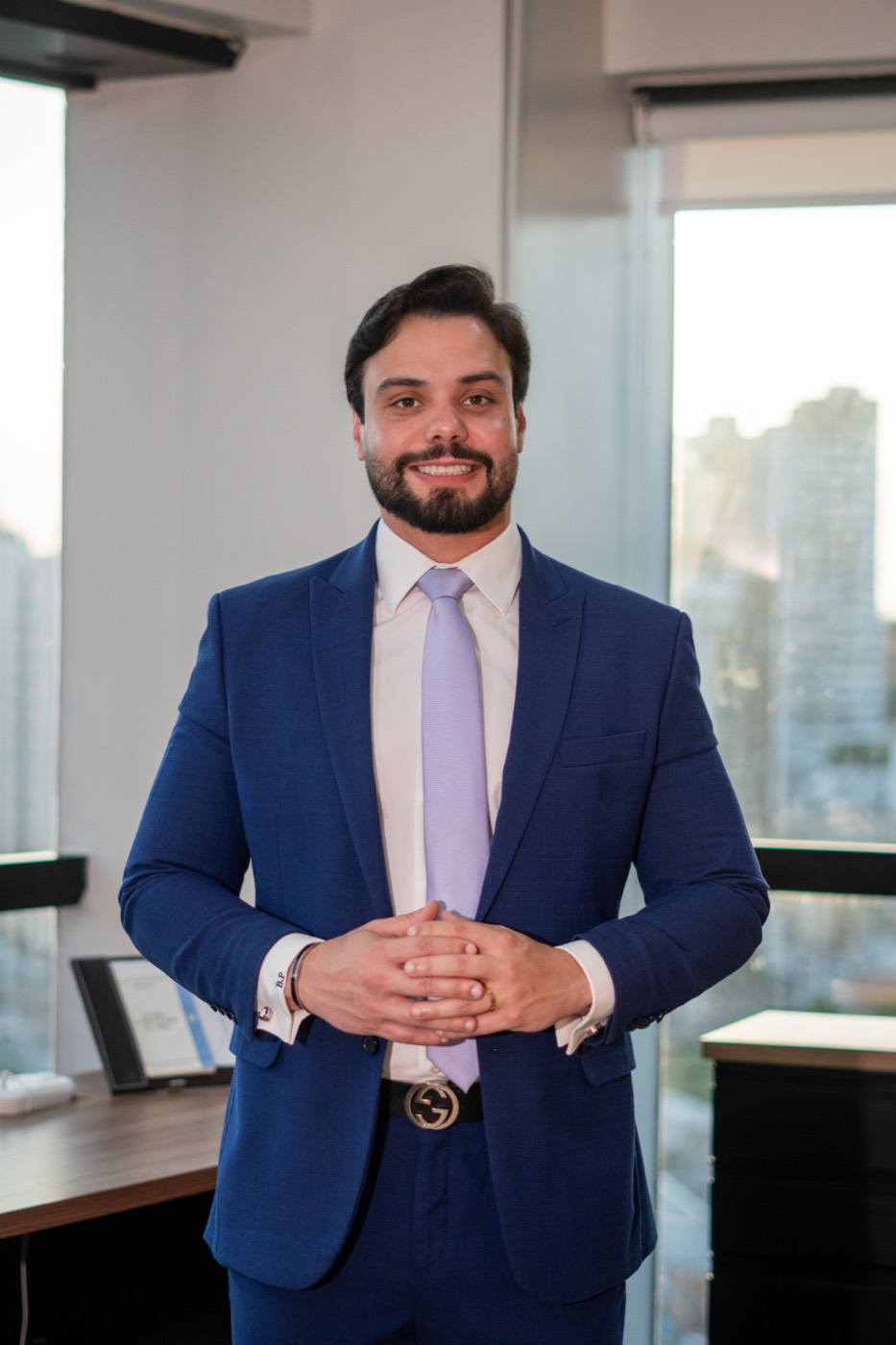 Dr. Bruno Pinheiro sorrindo em seu escritório